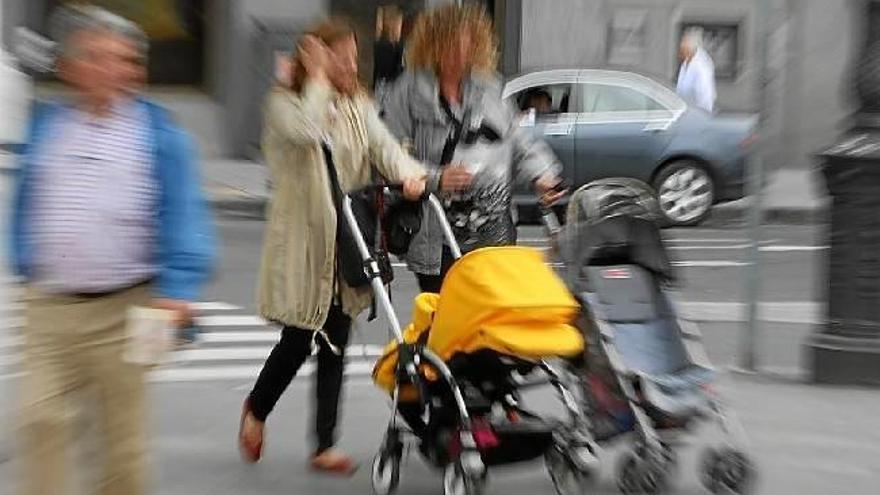 El 49 % de las vascas con trabajo dedica además cinco horas a cuidar de ...
