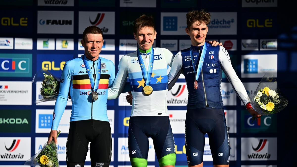 Podio del Europeo con Evenepoel, plata, Pogacar, oro, y Seixas, bronce.