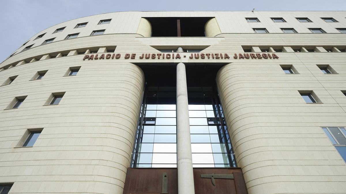 Fachada principal del Palacio de Justicia de Navarra.