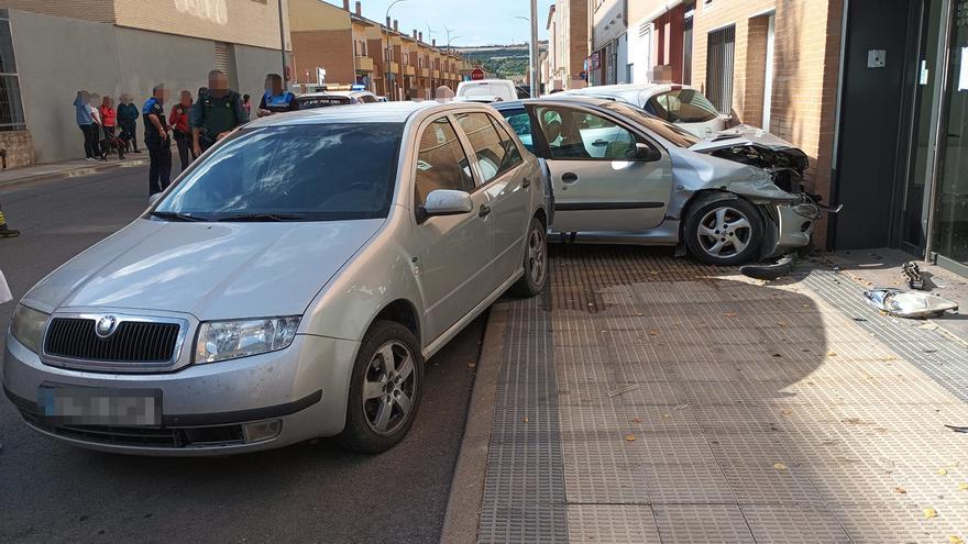 Herida tras chocar contra un muro y dos vehículos estacionados en Peralta