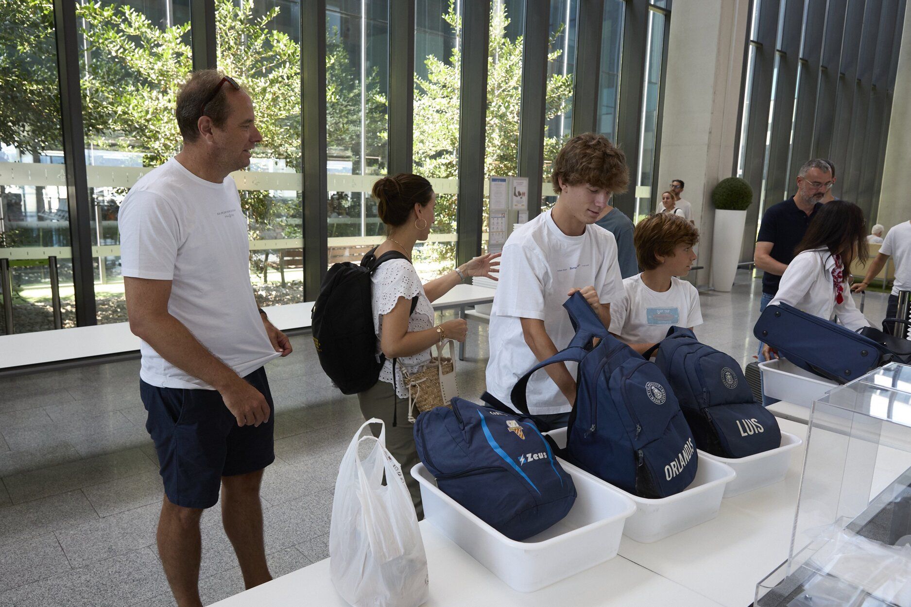 Fotos del inicio de las vacaciones de agosto en el aeropuerto de Noáin