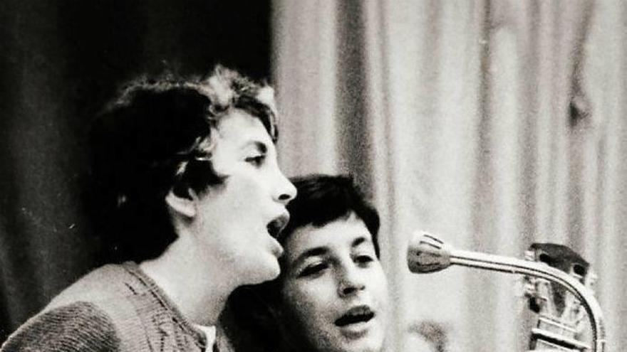 Con su inseparable guitarra, Estitxu fue una de las mejores cantantes que ha dado Euskal Herria y cosechó un enorme éxito tanto en Euskadi, como en Venezuela, México o París. Con ese timbre tan especial que poseía, fue una de las principales impulsoras de