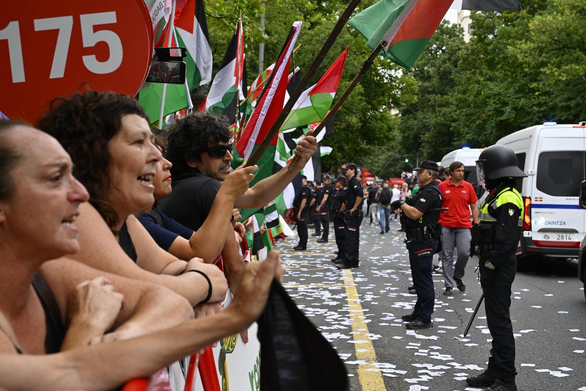 En imágenes: protesta contra el Israel al paso de la La Vuelta por Bilbao