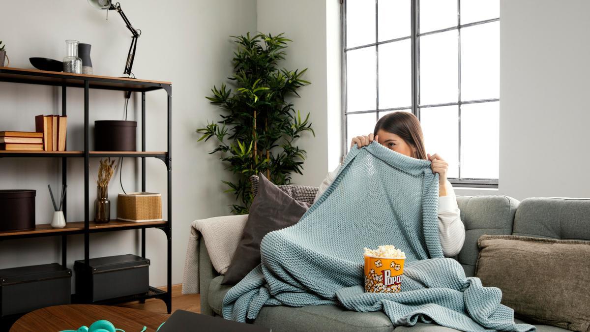 Una joven en casa un día de frío