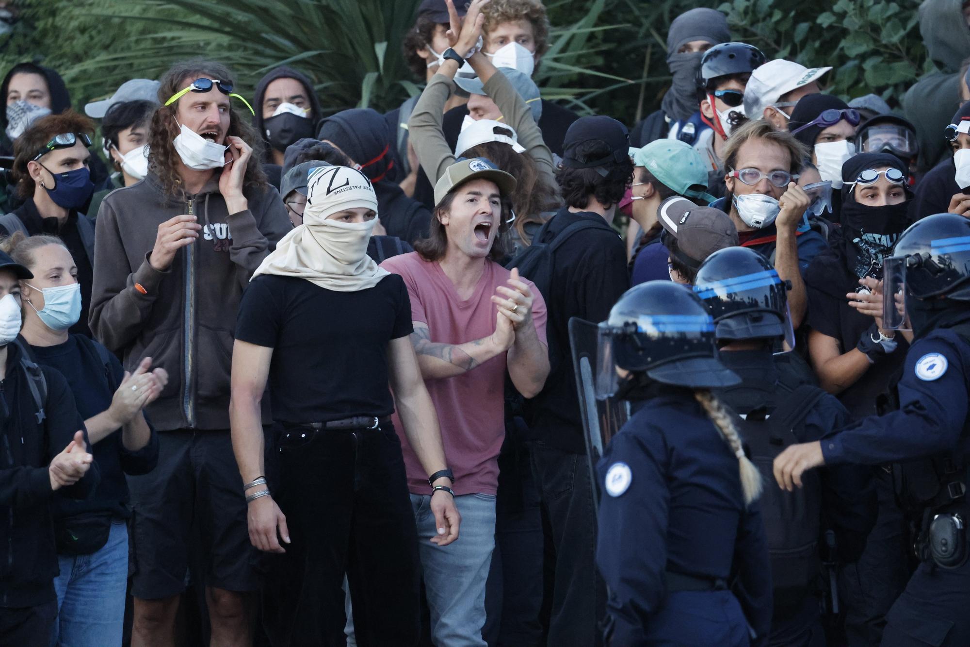 Casi 300 detenidos en una jornada de movilizaciones y bloqueos en Francia