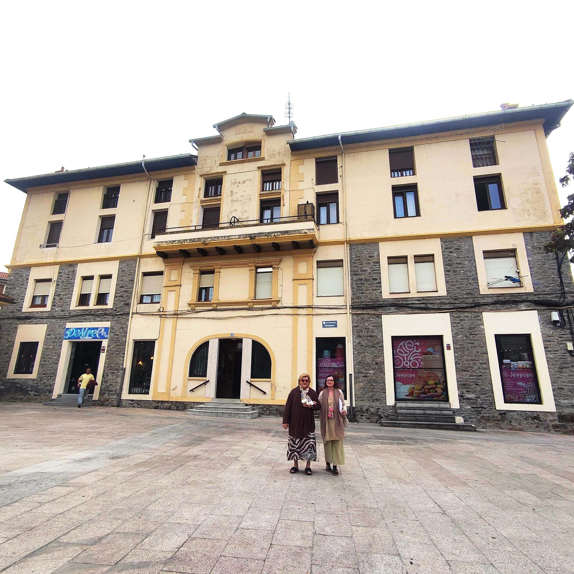 Irene Correa y su hija, frente a que sigue siendo su casa.