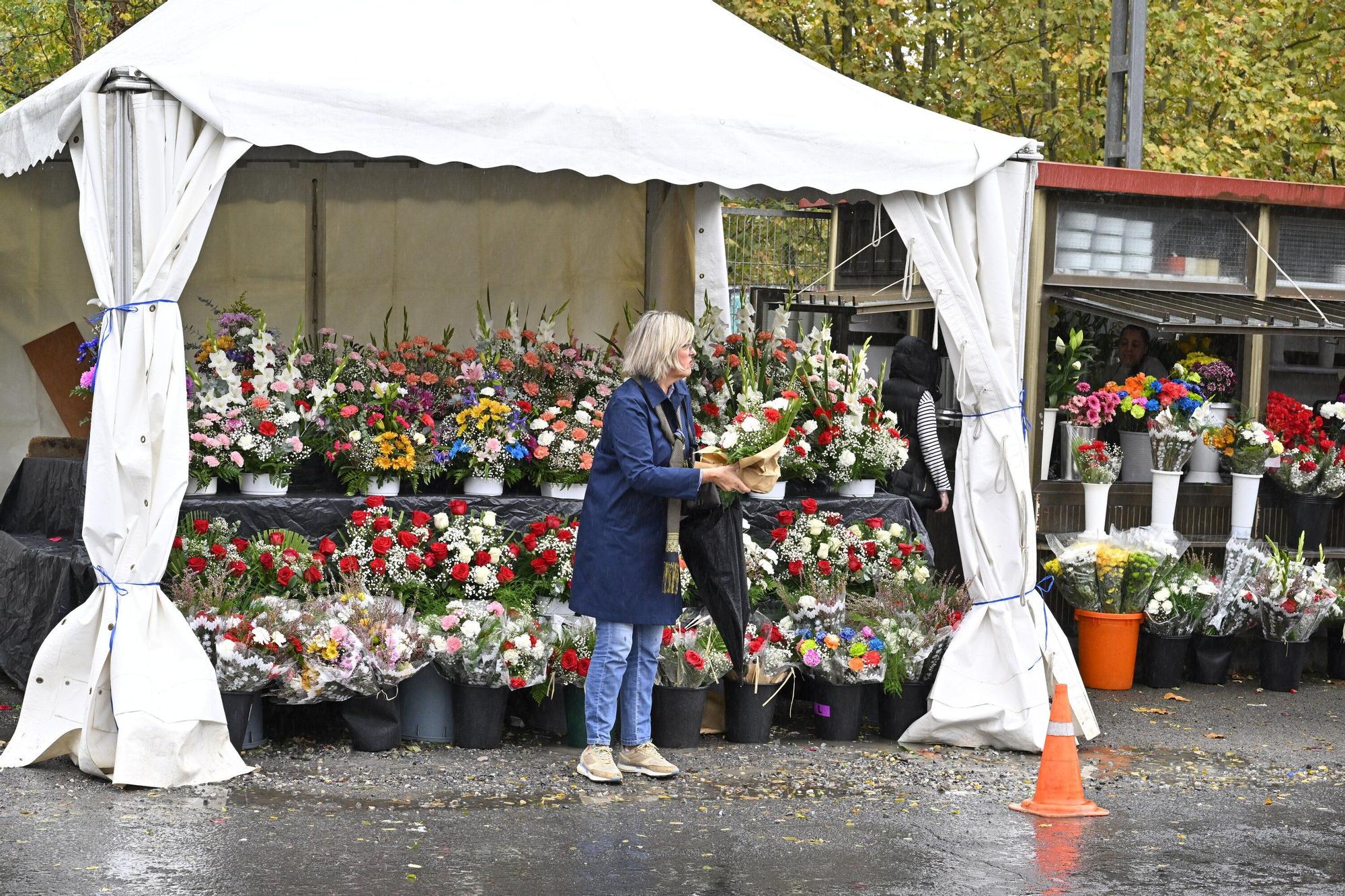 En imágenes: así se vive el día de Todos los Santos en el cementerio de Bilbao