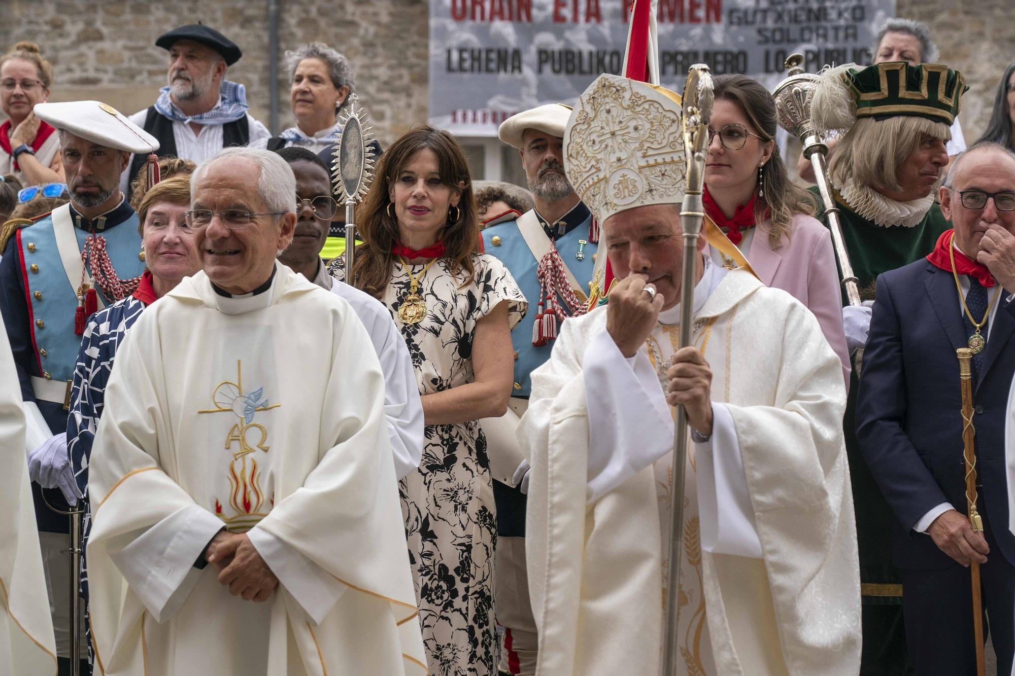 Ofrenda Floral y Aurresku de Honor a la Virgen Blanca