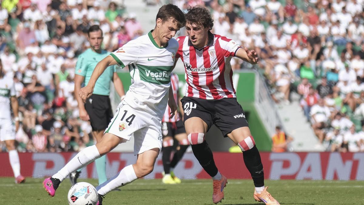 Aleix Febas pugna por una balón con Unai Gómez.