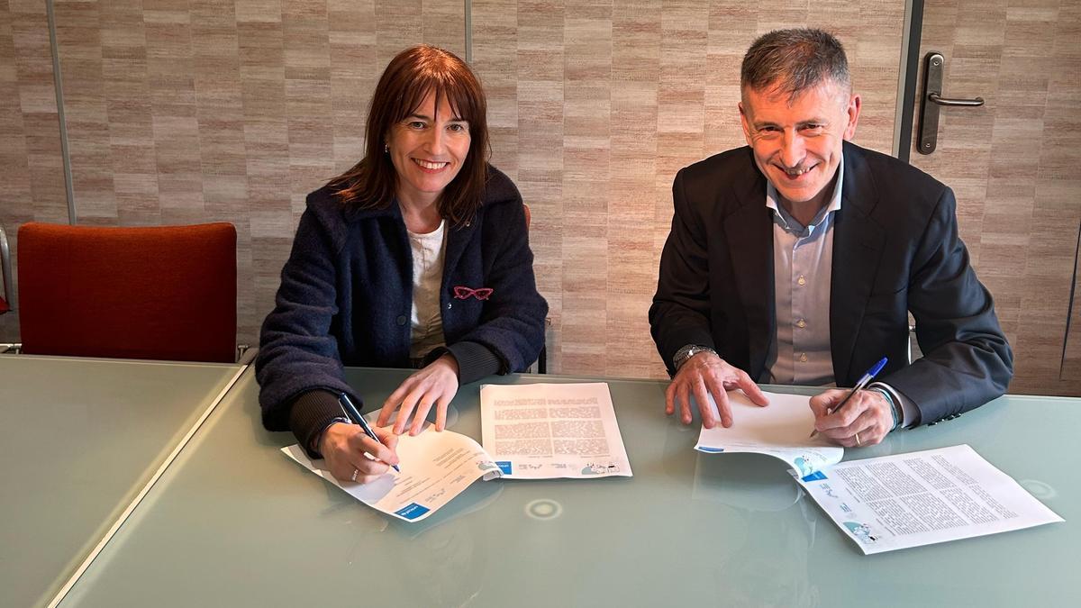 La alcaldesa, Esther Apraiz, y Joseba Madariaga, de Unicef.