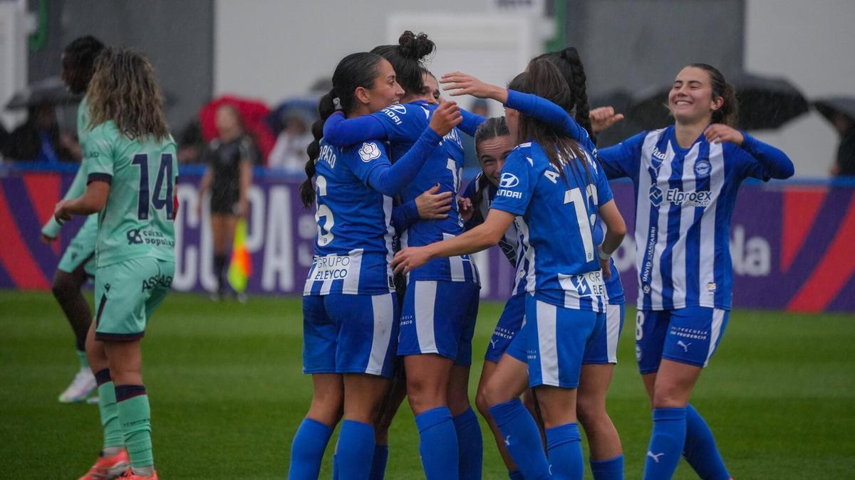 Las Gloriosas celebra un gol en un partido de la Copa de la Reina ante el Levante