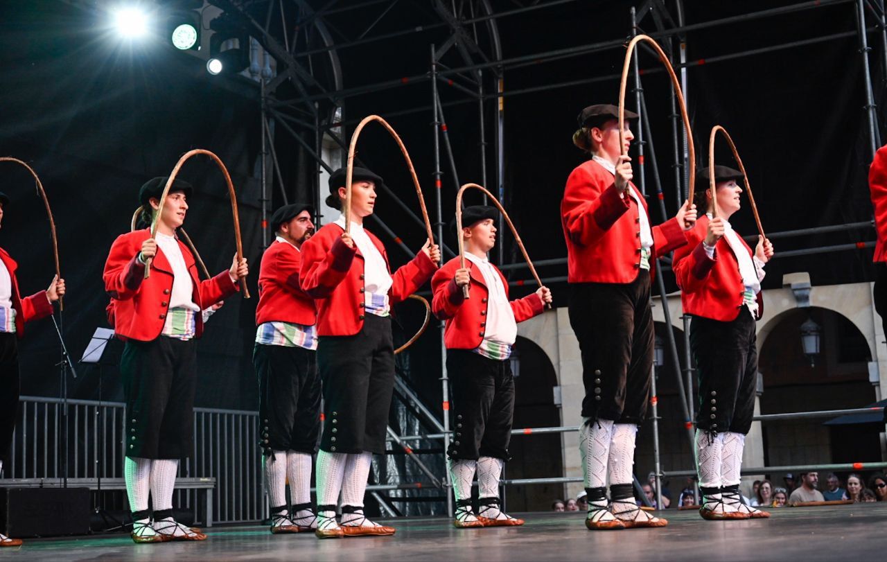 [Fotos] Donostia baila con Goizaldi Dantza Taldea