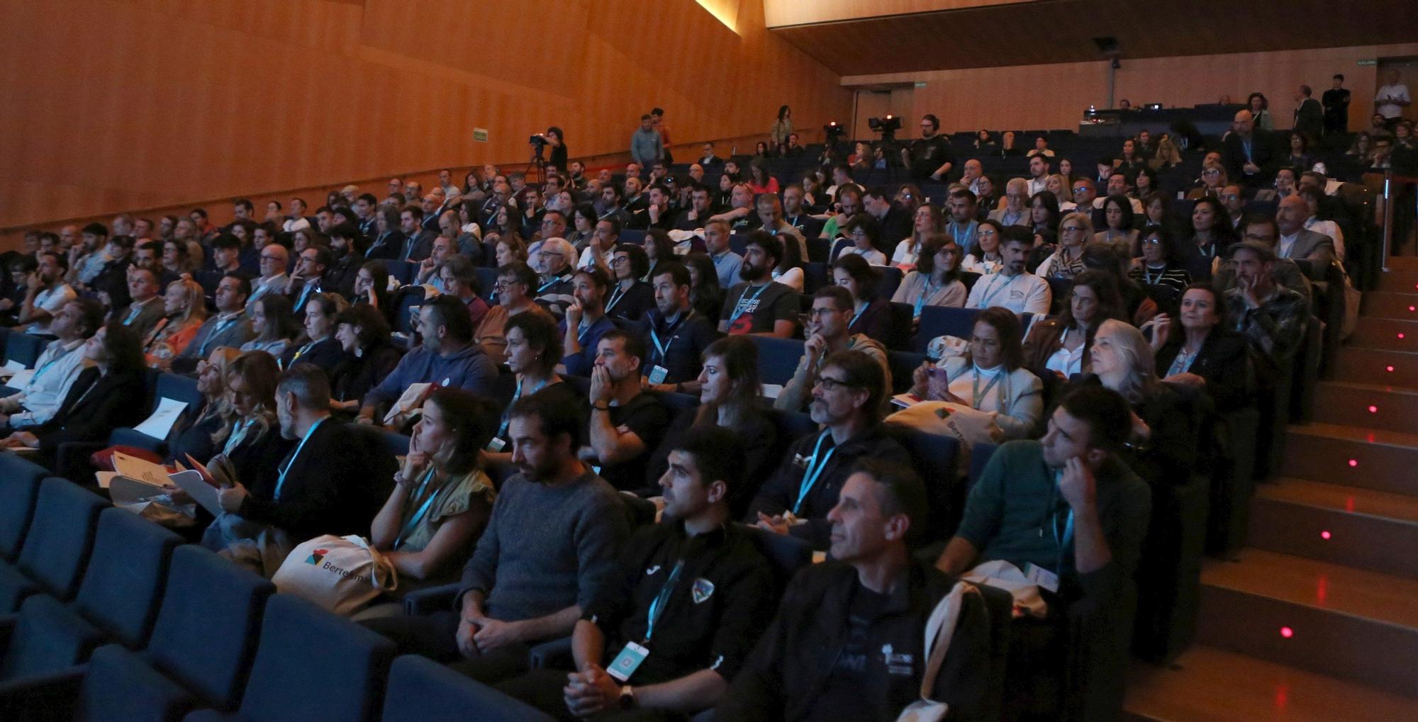FOTOS | Momentos de tensión en la concentración de docentes de FP ante el Foro del Baluarte