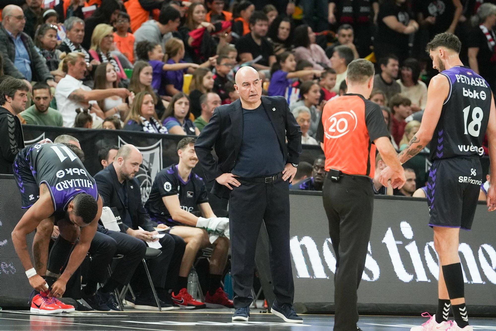 Ponsarnau sigue el encuentro desde la banda.