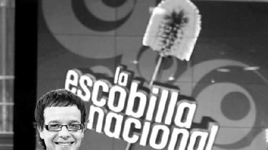 Ángel Llácer, en el plató de &quot;La escobilla nacional&quot;.