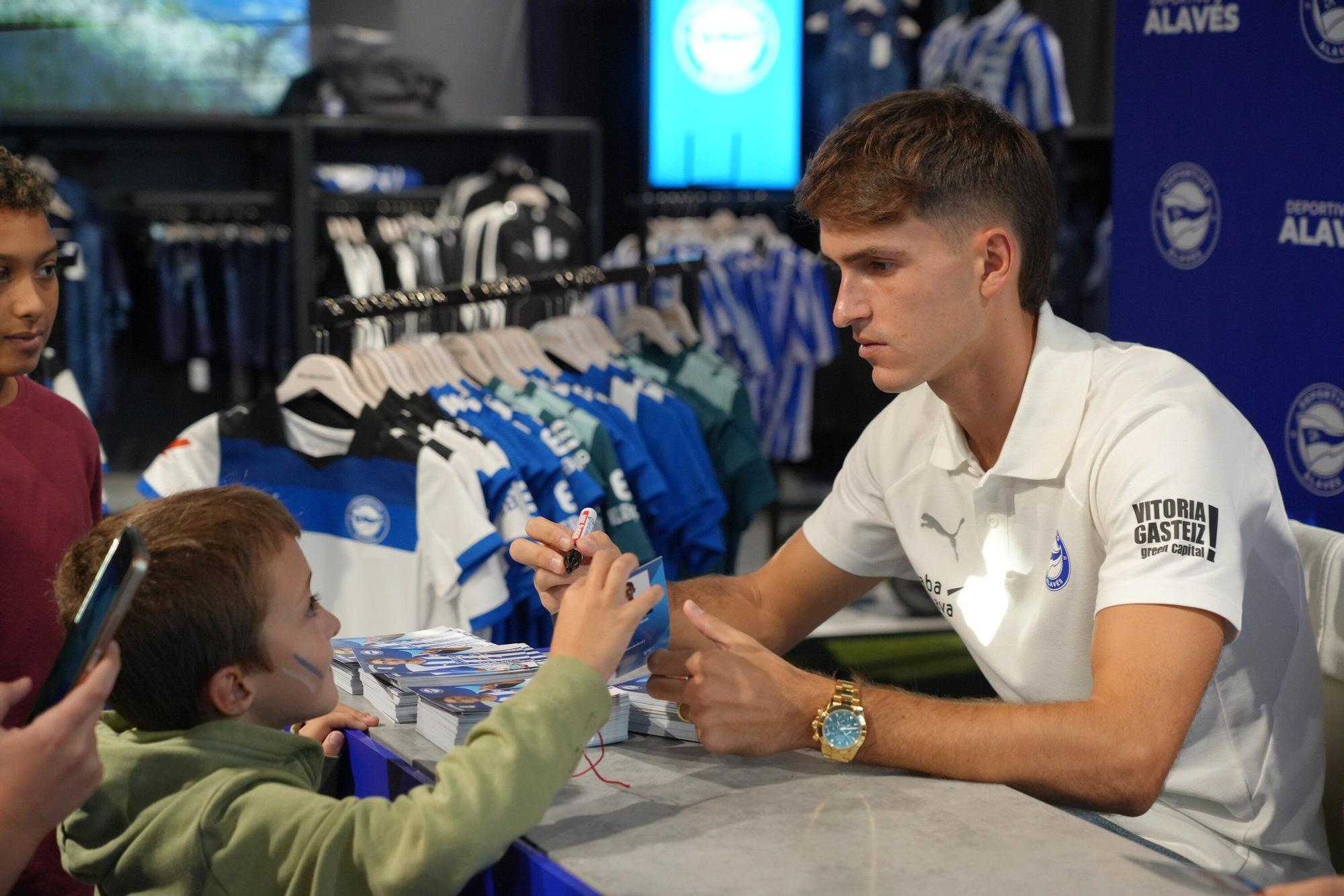 En imágenes: Firma de autógrafos para desbordar Vitoria-Gasteiz de ilusión albiazul