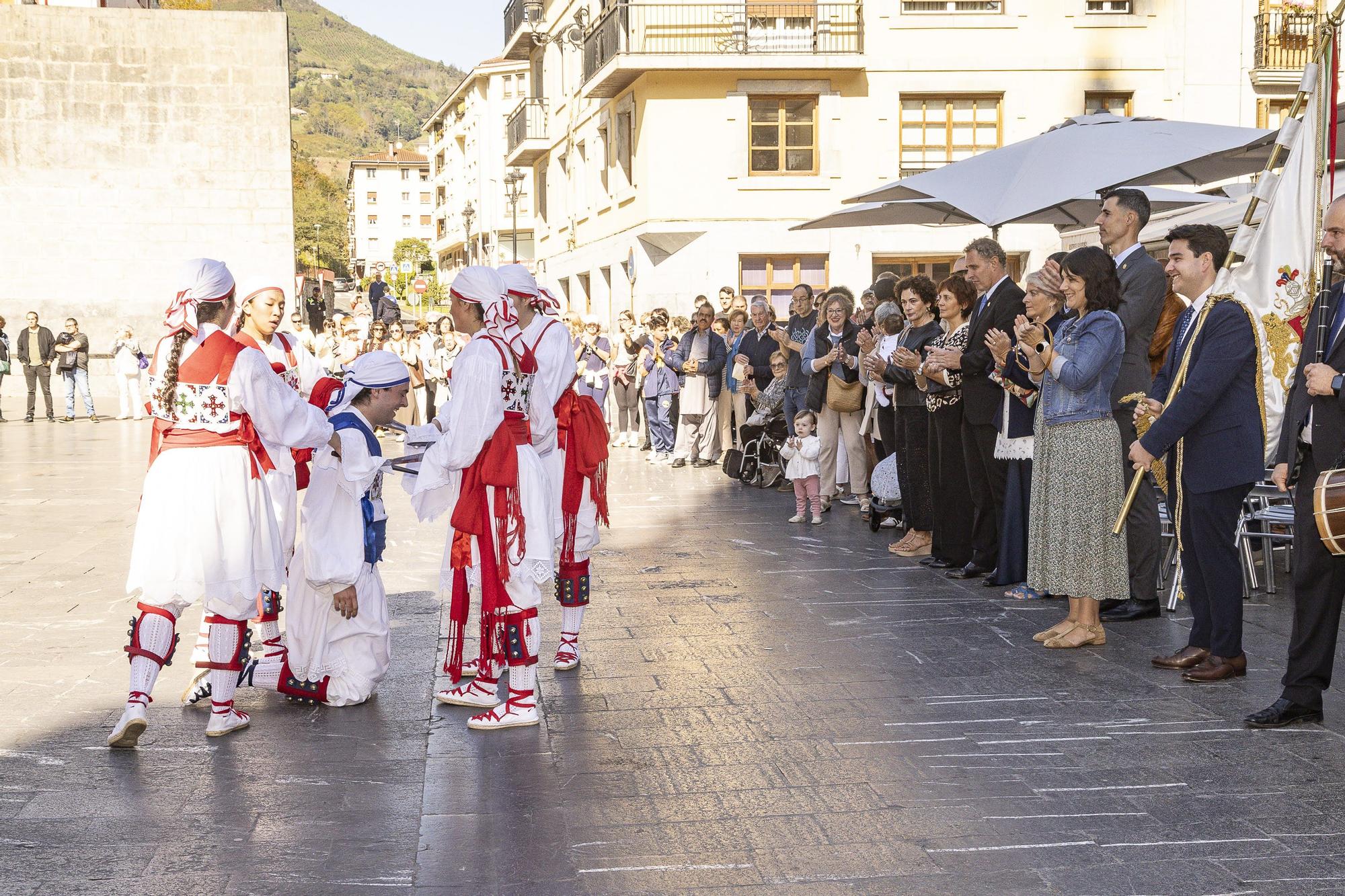 Elgoibar baila al ritmo de las espadas de la celebración de la Virgen del Rosario
