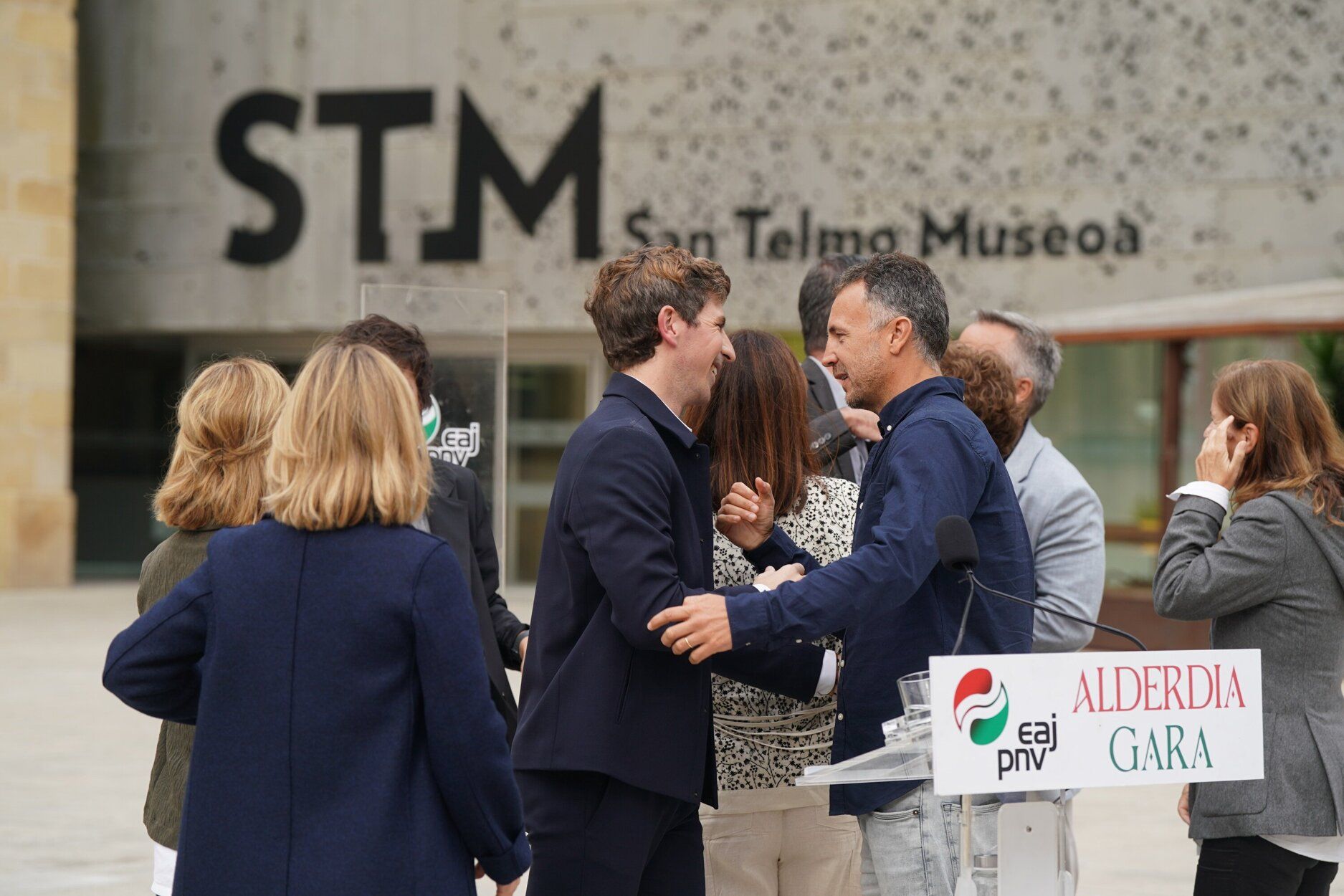 Jon Insausti es felicitado por sus compañeros tras su designación como candidato a alcalde