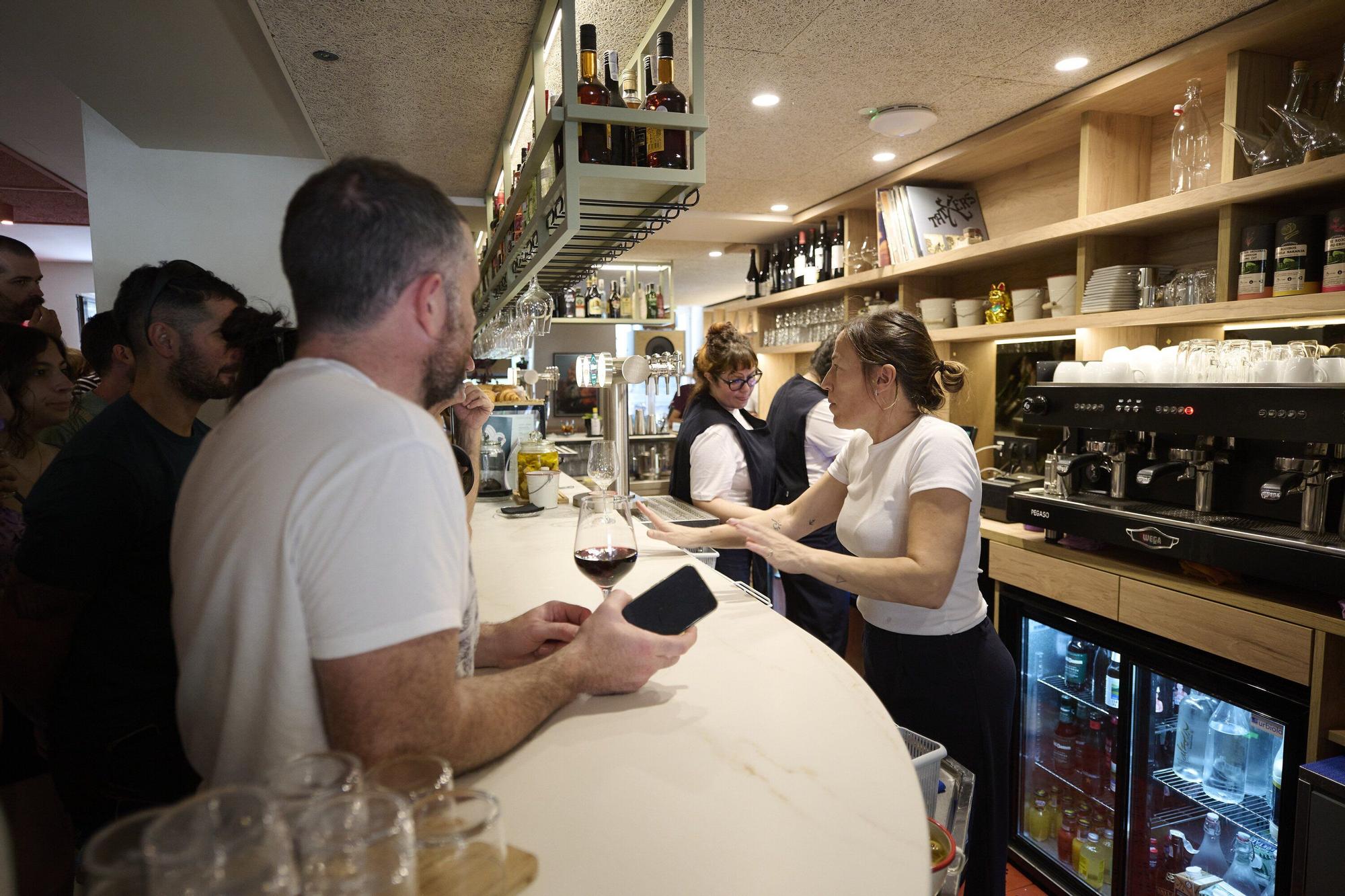 Fotos de la inauguración del bar Laba Elkartea en la Plaza del Castillo