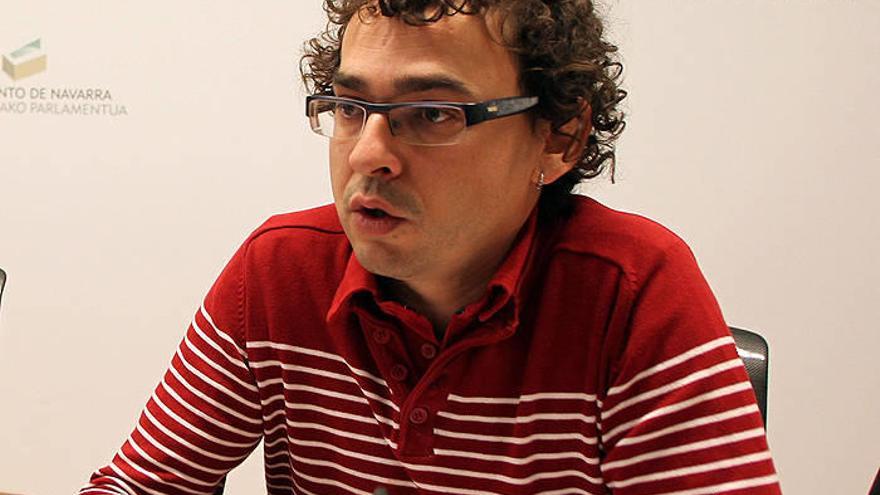 El parlamentario Txema Mauleón, en rueda de prensa.