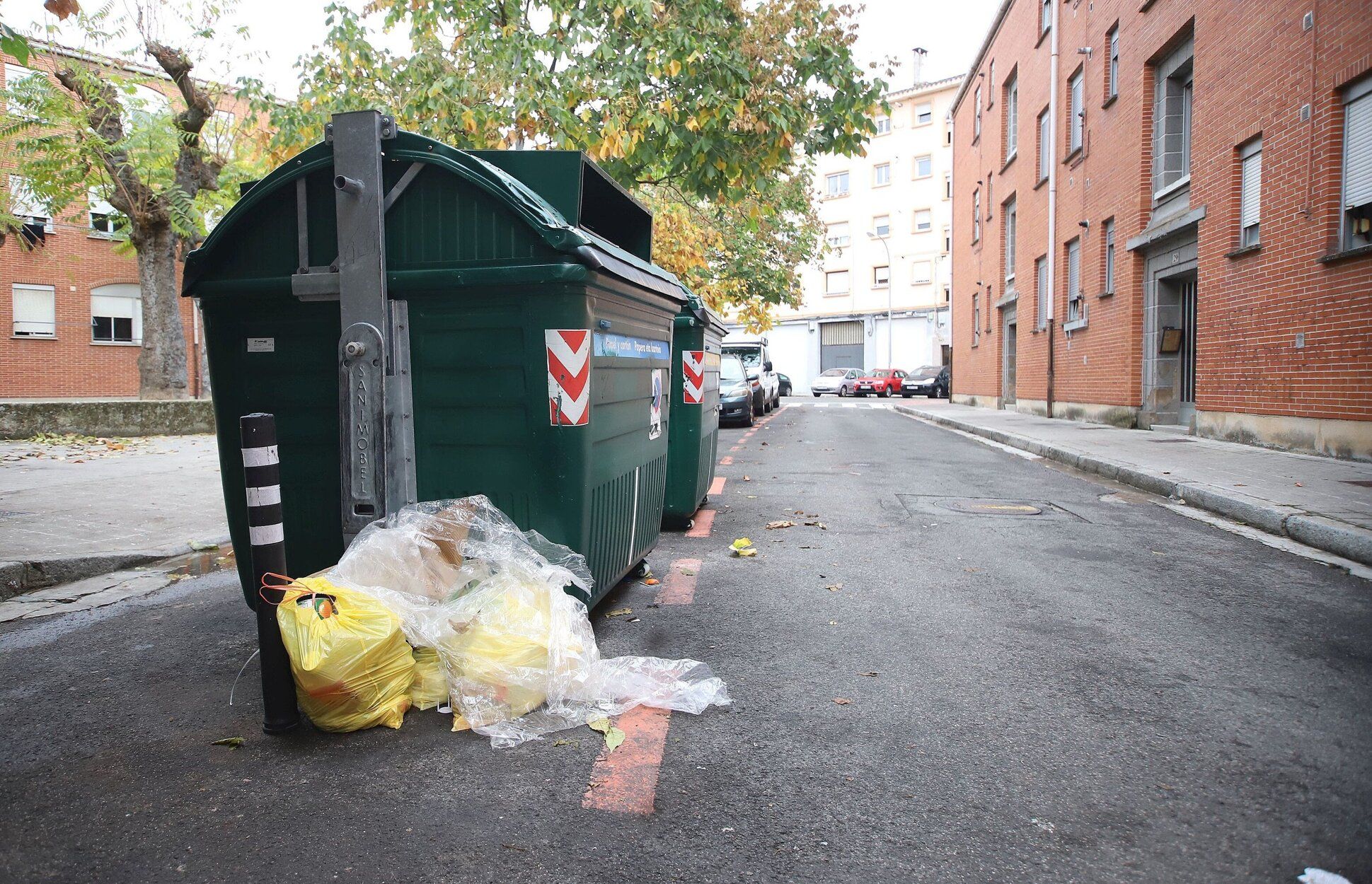 Calle Barrio de San Pedro 19: cada día se recogen en torno a una veintena de bolsas tiradas.