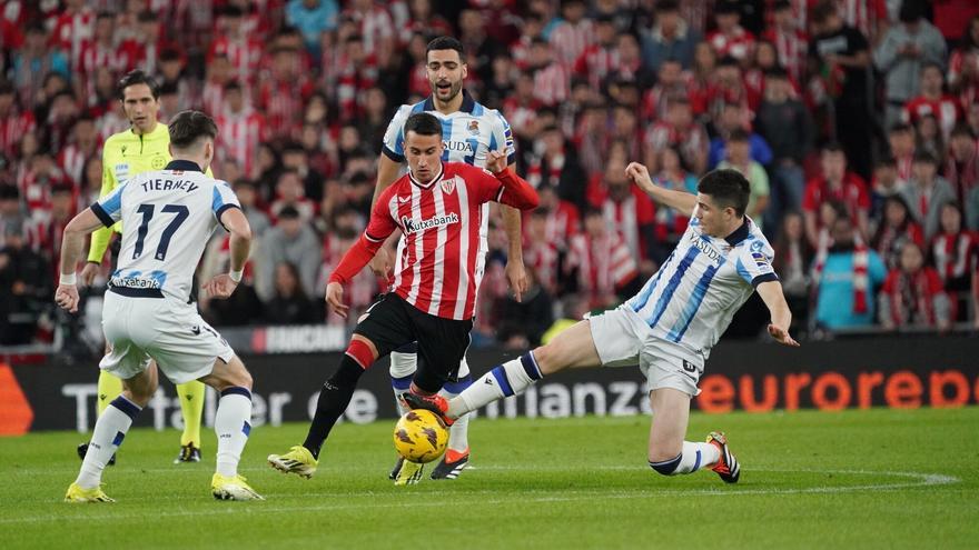 Berenguer y Nico Williams, dos goles y un tormento