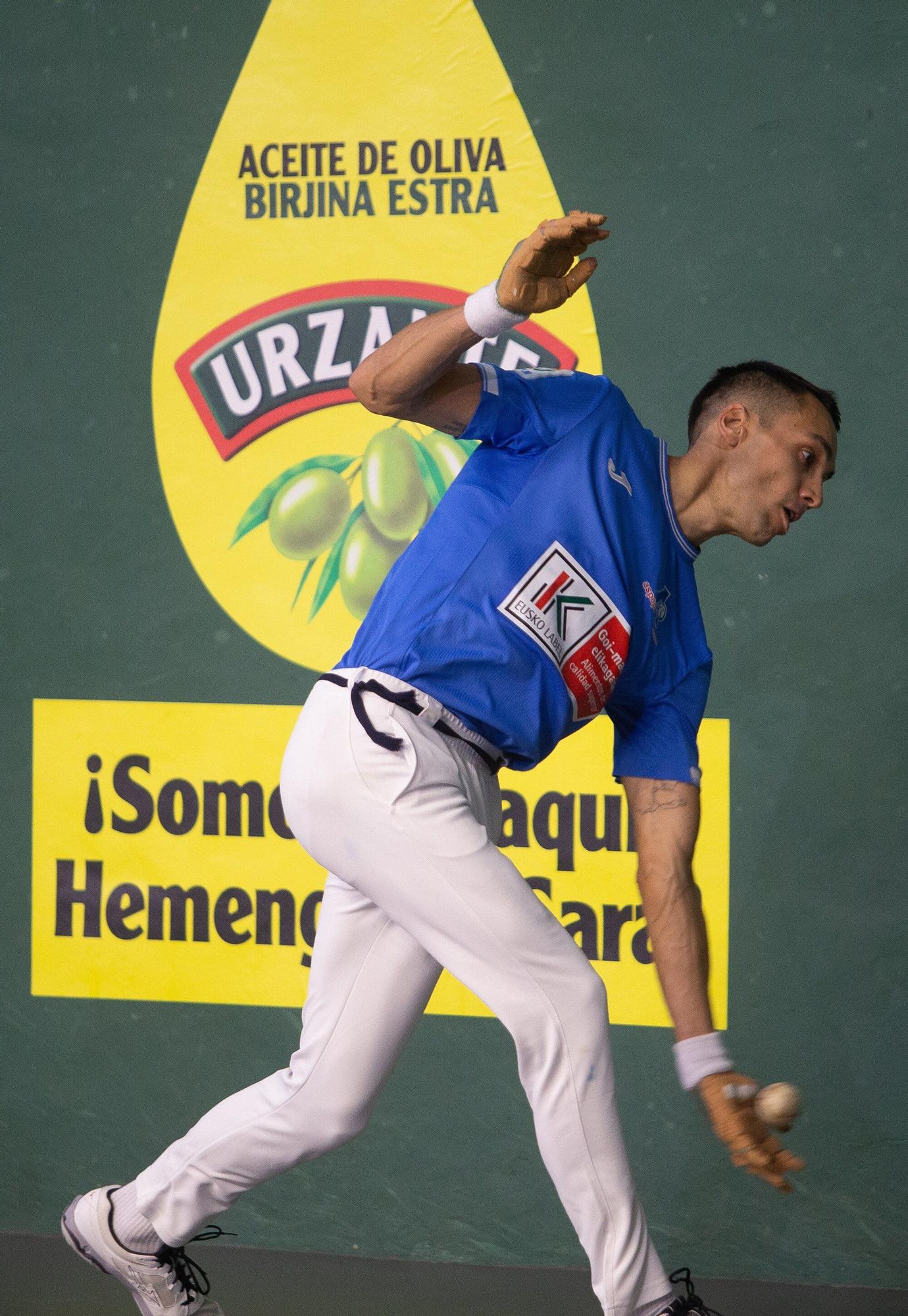 Joanes Bakaikoa gana su primer punto de la liguilla de cuartos de final del Cuatro y Medio ante Javier Zabala en Lekunberri.