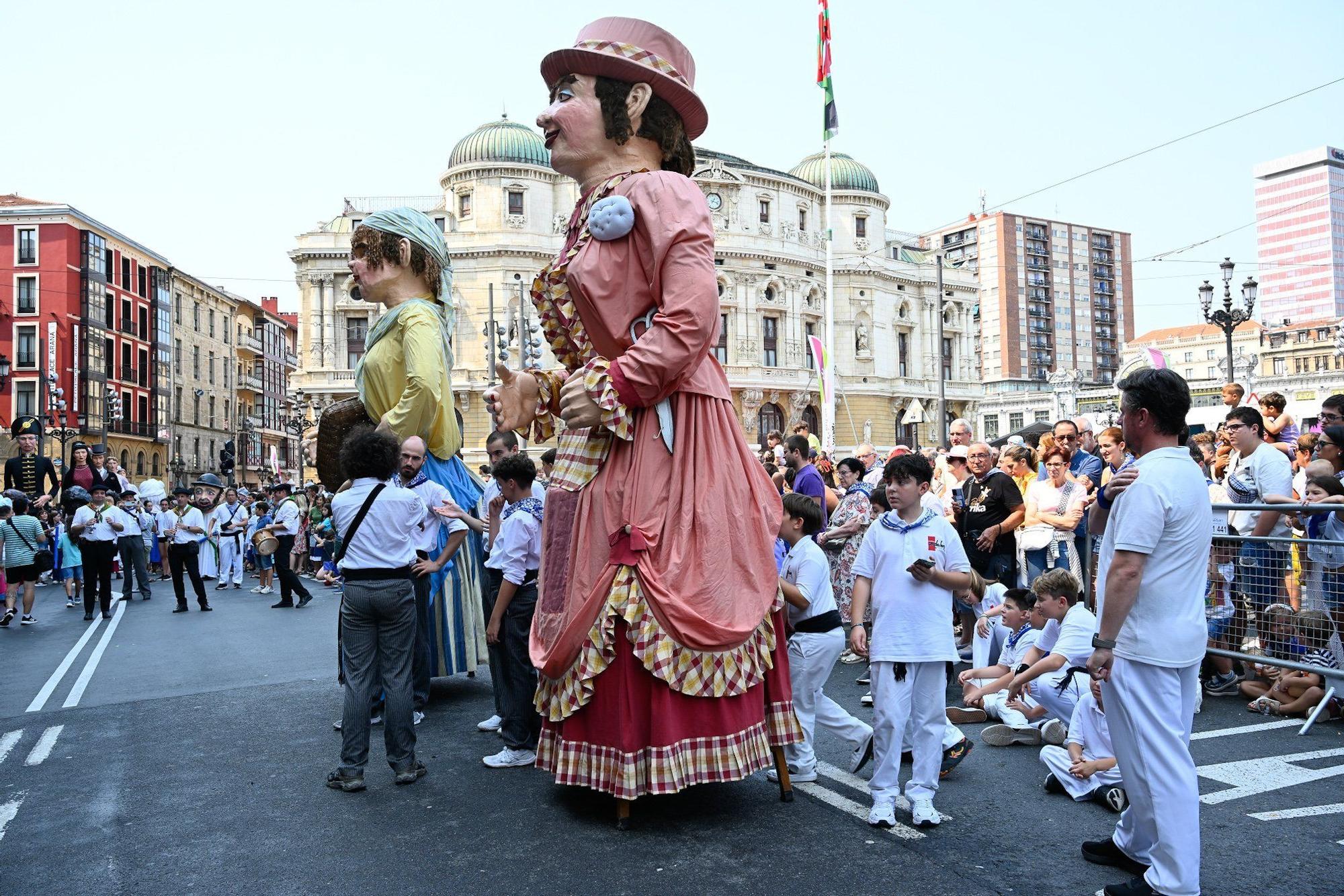 En imágenes: Los gigantes y cabezudos despiden Aste Nagusia a lo grande