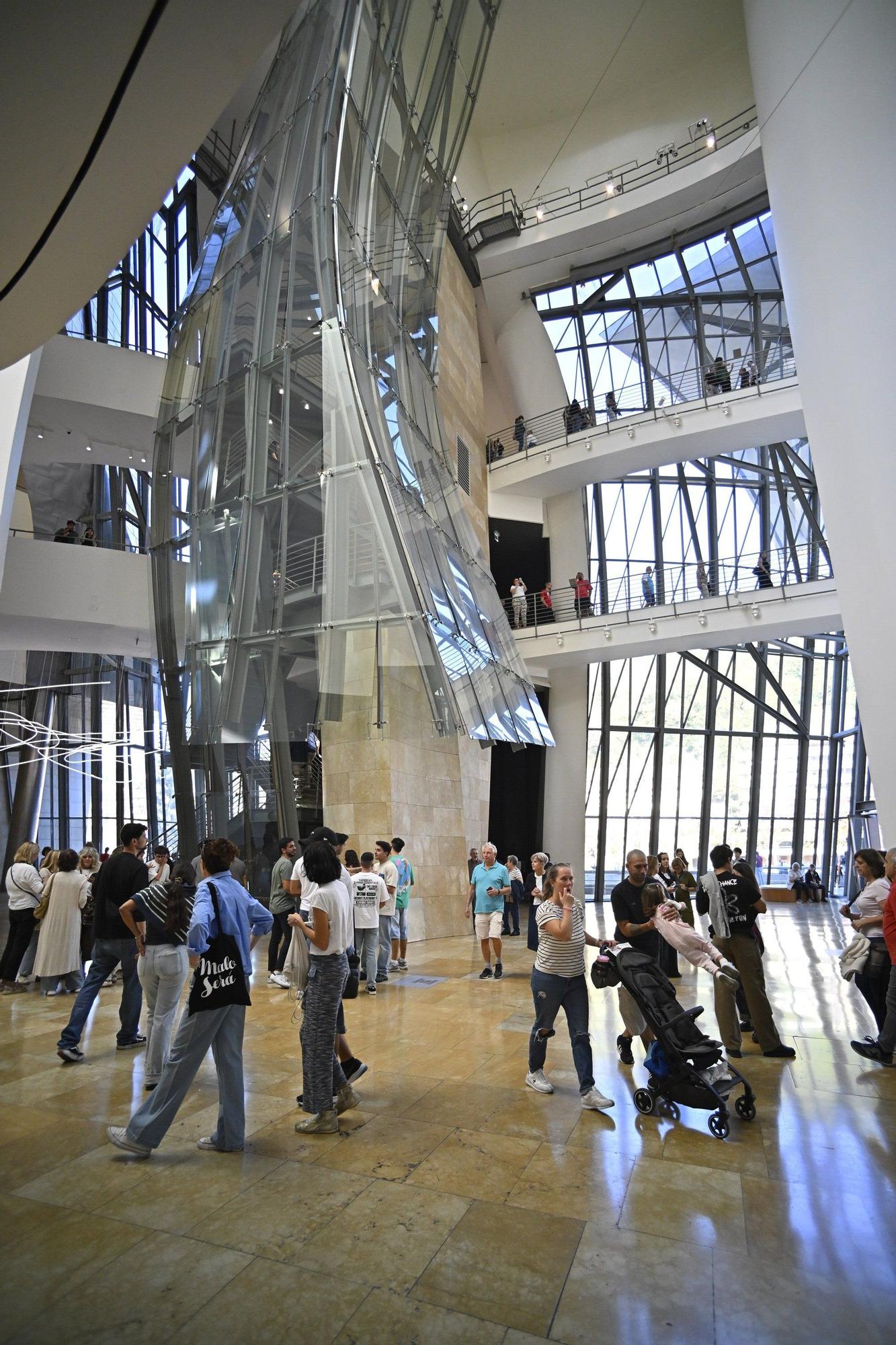 El Museo Guggenheim acoge a miles de visitantes en su 28º cumpleaños