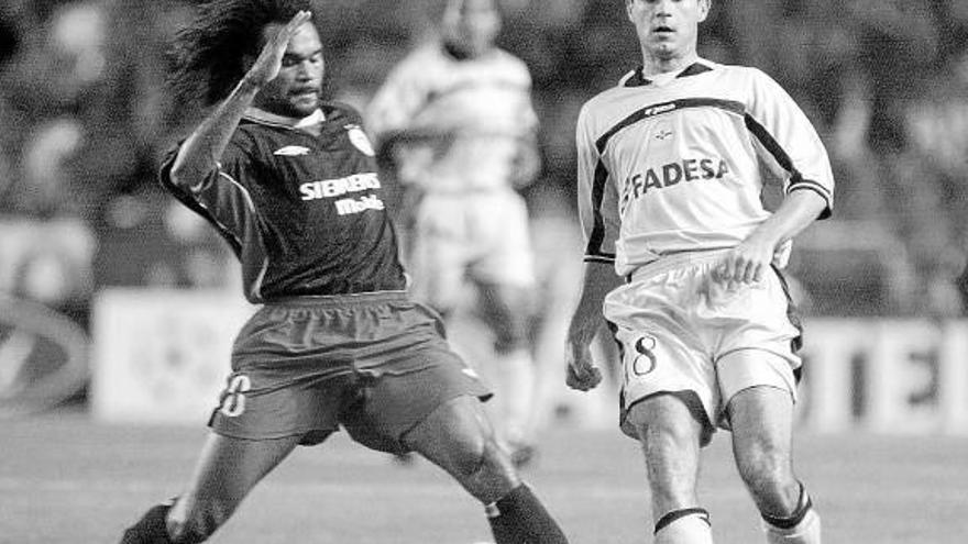 El francés Christian Karembeu disputa un partido de Liga de Campeones en Riazor.