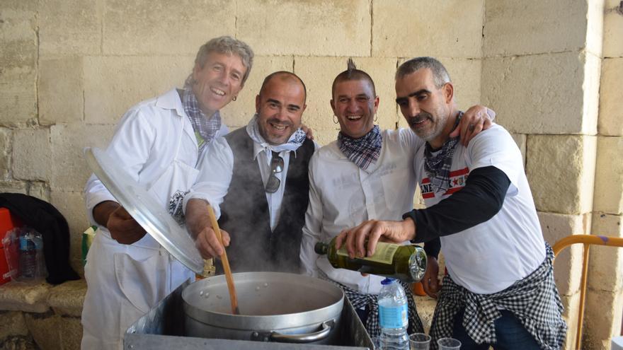 Agurain despide sus fiestas con deporte rural, dantzas, bertsos, el toro de fuego infantil, la música y el entierro de la sardina