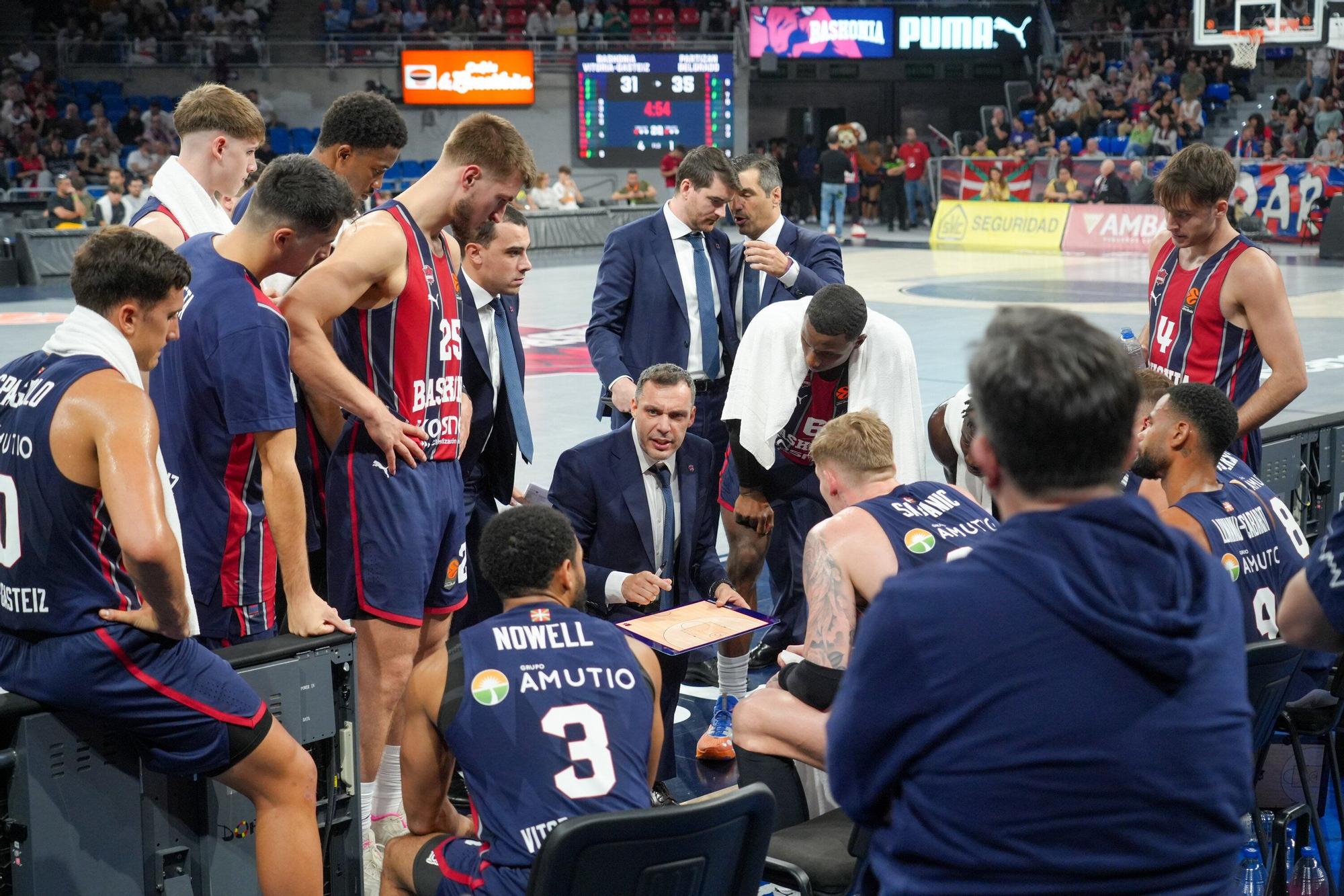 Todas las fotos del Baskonia-Partizan en el Buesa Arena