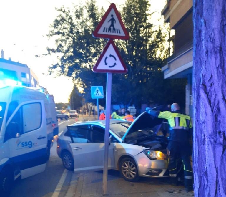 Imagen de la intervención de los bomberos tras el choque en Tudela