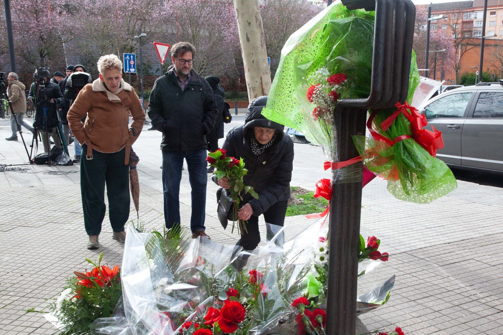 En imágenes: Homenaje en el monolito antes de la manifestación del 3 de Marzo en Vitoria