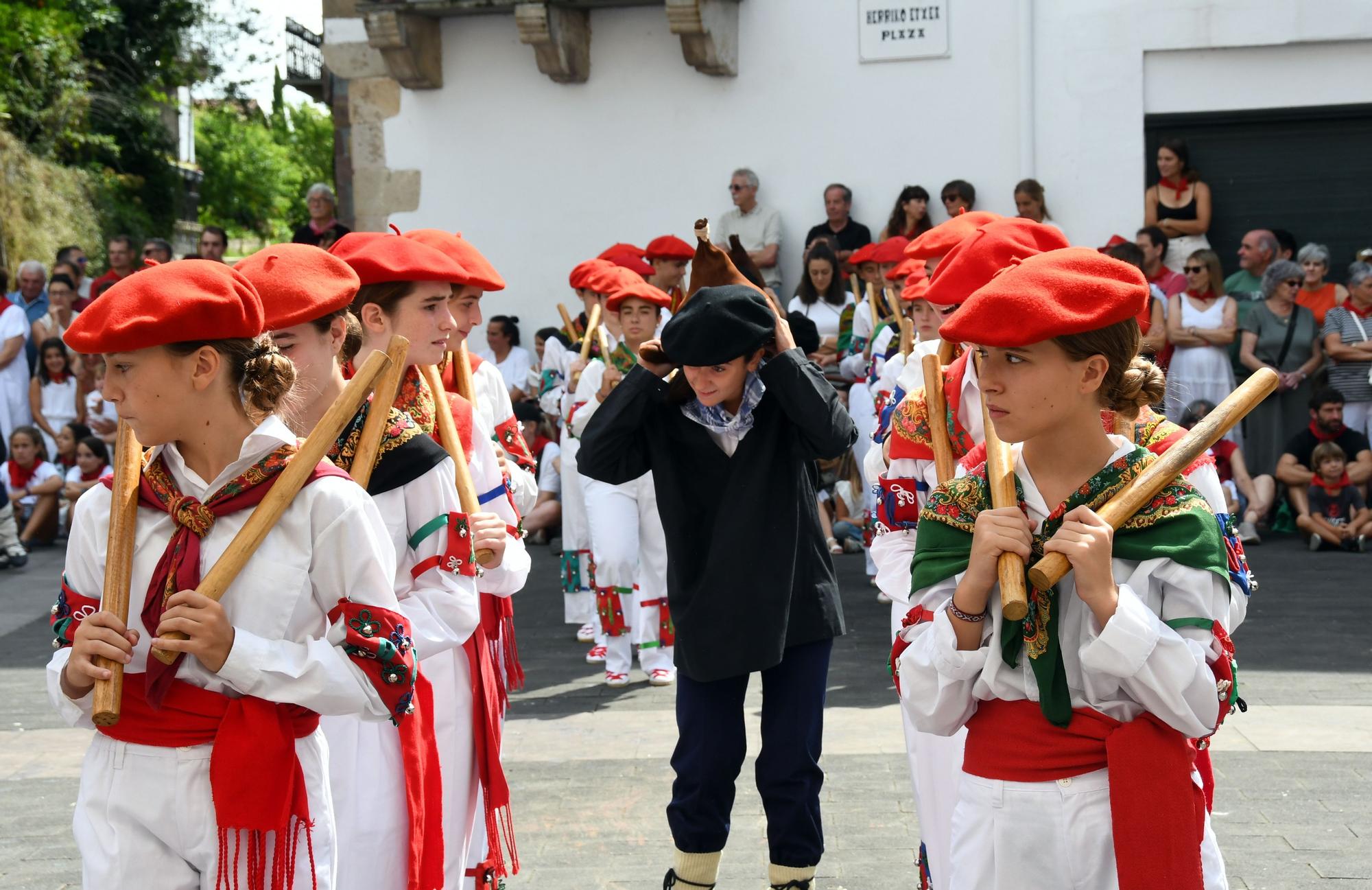 Bera celebra su día grande a ritmo de dantzas