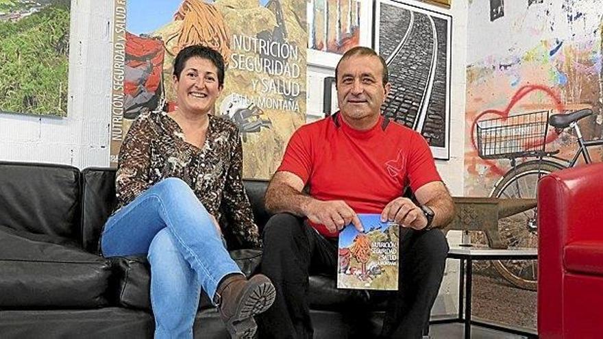 García y Burcio posan con el libro, instantes antes del inicio del acto de presentación.