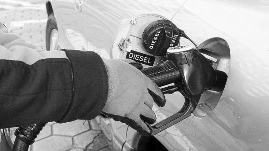 Repostaje de un automóvil en una gasolinera.