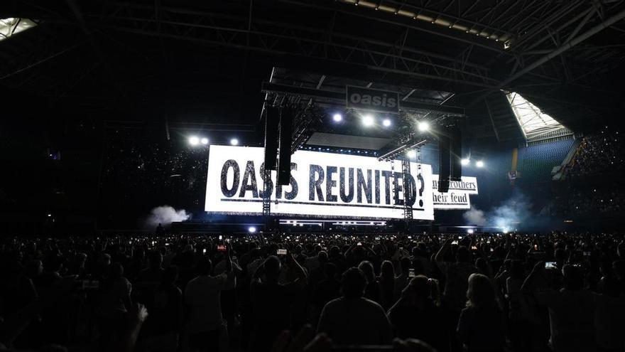 Muere al caer desde una grada durante un concierto de Oasis en Londres