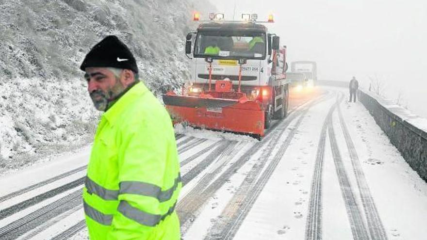 Un quitanieves trabaja en el puerto de Orduña en una imagen de una nevada anterior