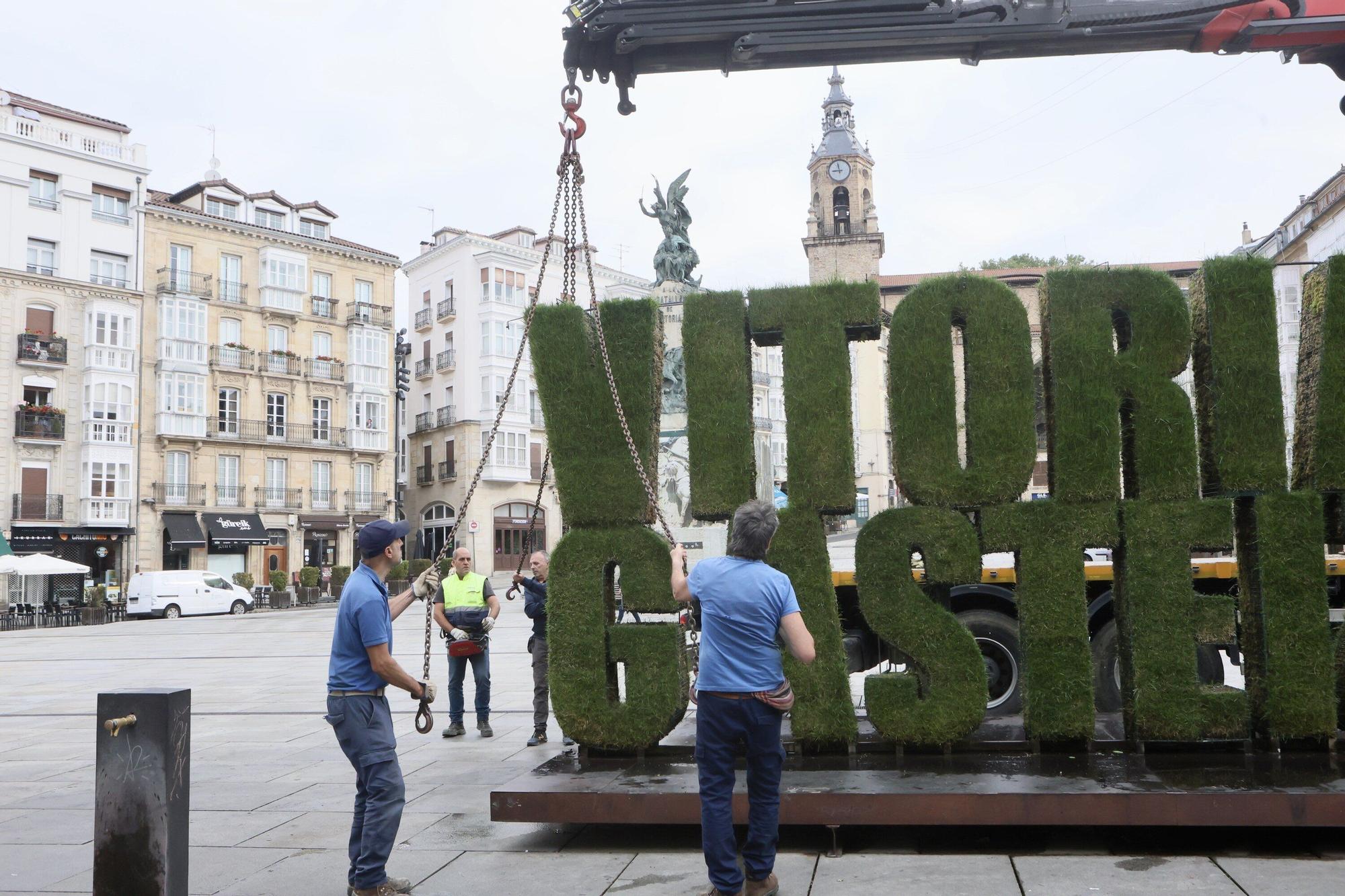 Retirada estatua vegetal de la Virgen Blanca con motivo de las fiestas de Vitora-Gasteiz