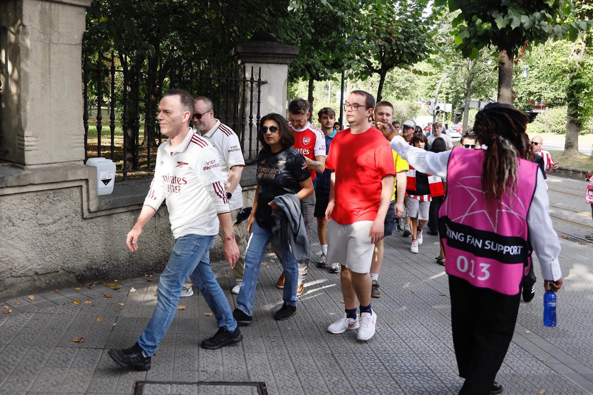 En imágenes: los aficionados del Arsenal y el Athletic calienta motores antes del primer partido de la Champions en San Mamés