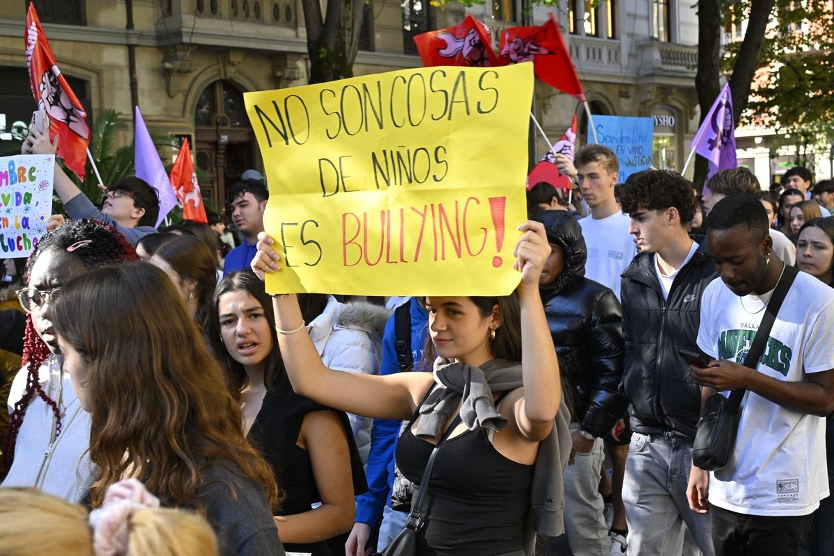 Estudiantes salen a la calle en Bilbao contra el 'bullying'