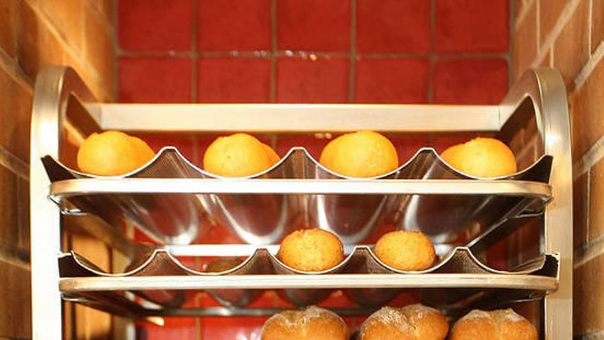 Distintos tipos de pan (baguette, bastón, barra) colocados en bandejas para su venta en una panadería del grupo Panasa.