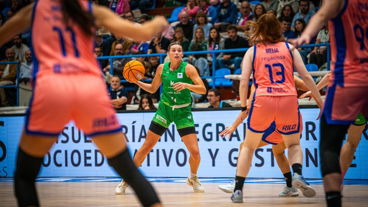 Sami Hill controla el balón en un ataque del Araski