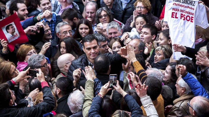 El ex secretario general del PSOE Pedro Sánchez durante la visita realizada hoy a Xirivella (Valencia)