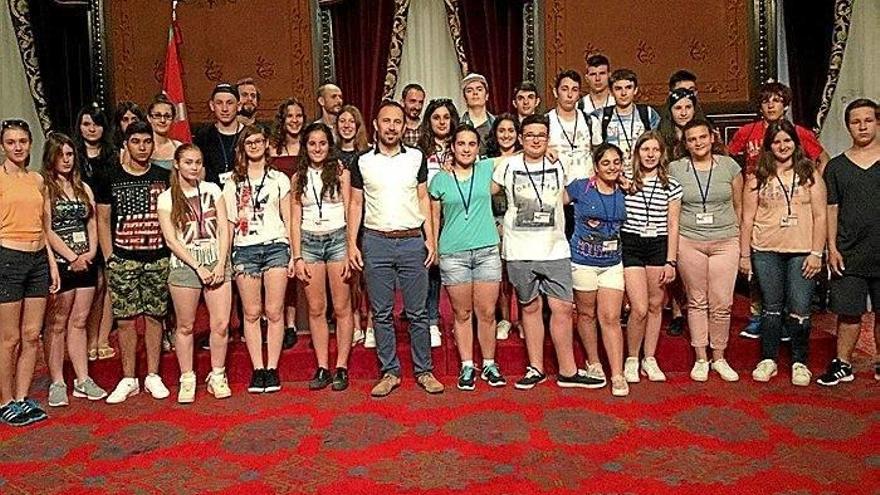 Un grupo de jóvenes viaja por la educación digital