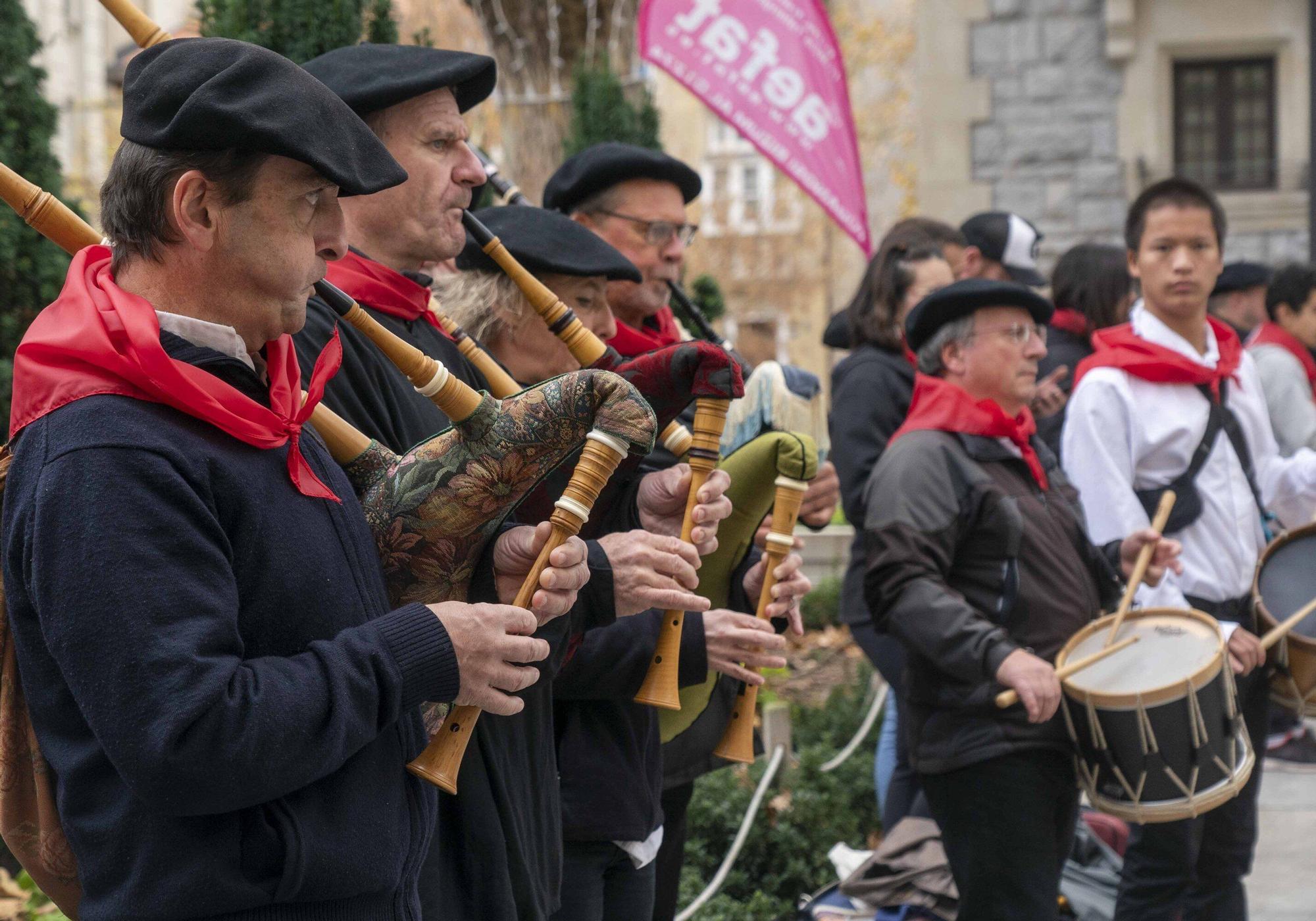 En imágenes: Kalejira por el centro de Vitoria del Aintzina Folk
