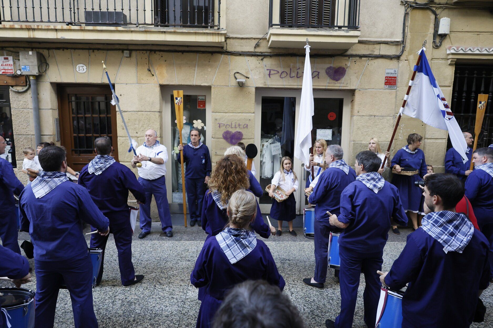 La tamborrada de San Ignacio de la sociedad Amaikak Bat desfila por la Parte Vieja