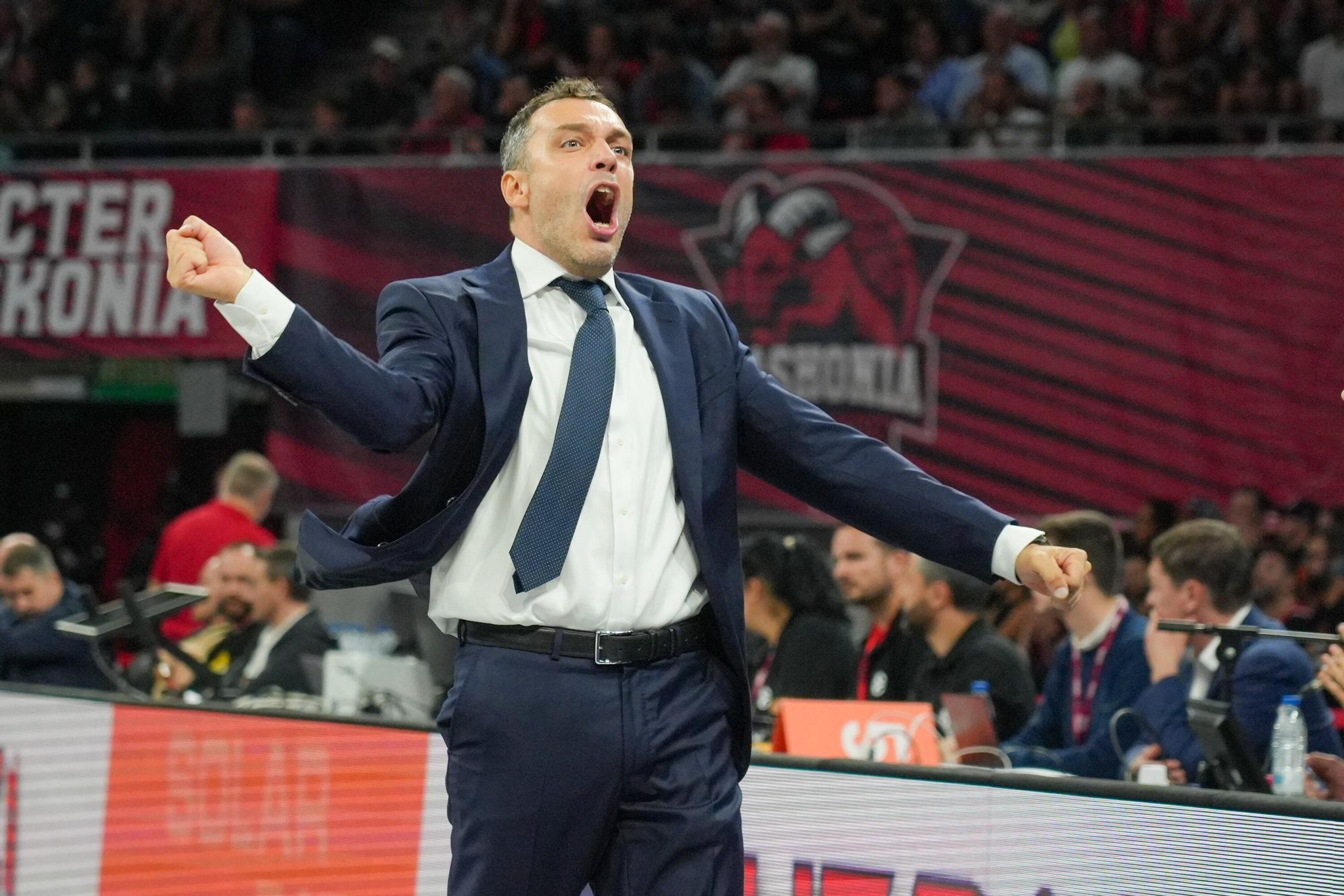 Todas las imágenes del Baskonia - Olympiacos en el Buesa Arena
