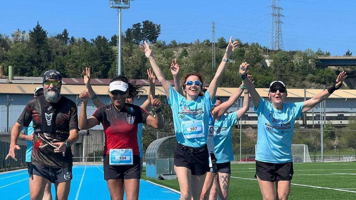 Ana Isabel Peralta (derecha) entra a meta acompañada de gente que se sumó al reto solidario / Asociación Gipuzkoana de Diabetes